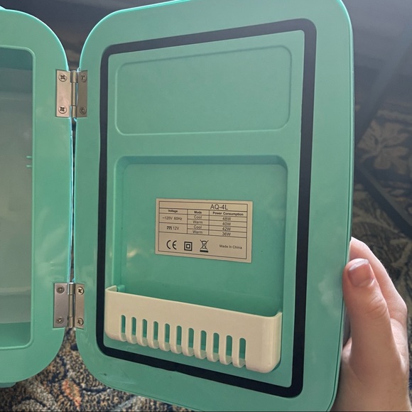Caynel Skincare Mini Fridge - Picture 6 of 7